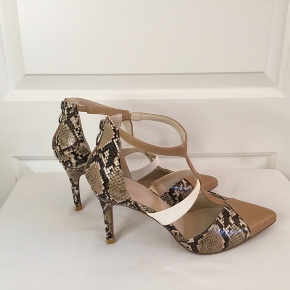 Women’s Snakeskin Pattern Pointed Toe T-Strap Heel Pumps - Picture 5 of 6